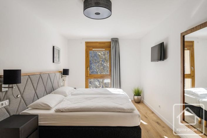 Image No.37-6 Bed Property for sale