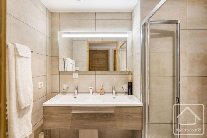 Image No.42-6 Bed Property for sale