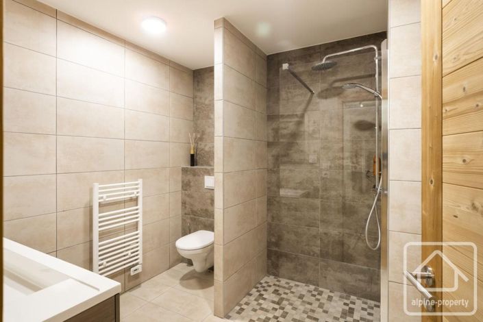 Image No.51-6 Bed Property for sale