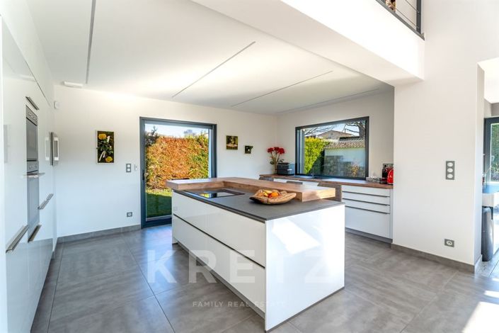 Image No.6-6 Bed House for sale