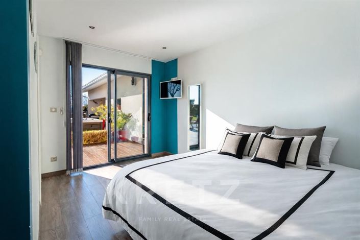 Image No.8-6 Bed House for sale