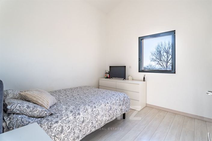 Image No.9-6 Bed House for sale