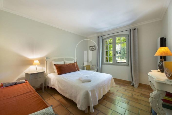 Image No.8-6 Bed House for sale