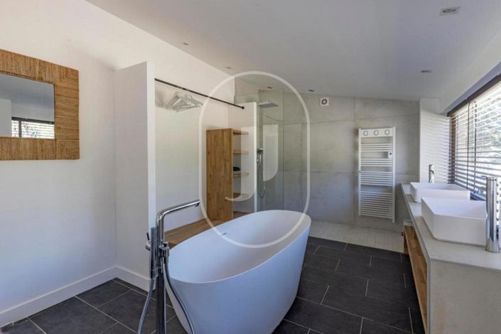 Image No.20-4 Bed House for sale