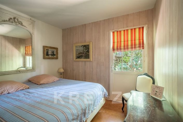 Image No.8-5 Bed House for sale