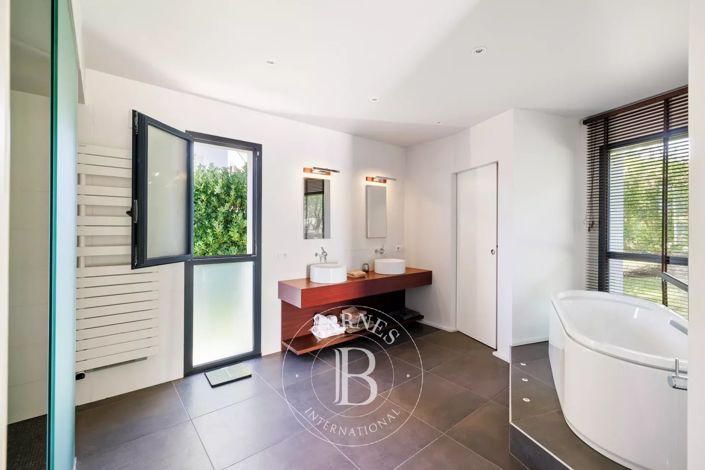 Image No.18-4 Bed House for sale