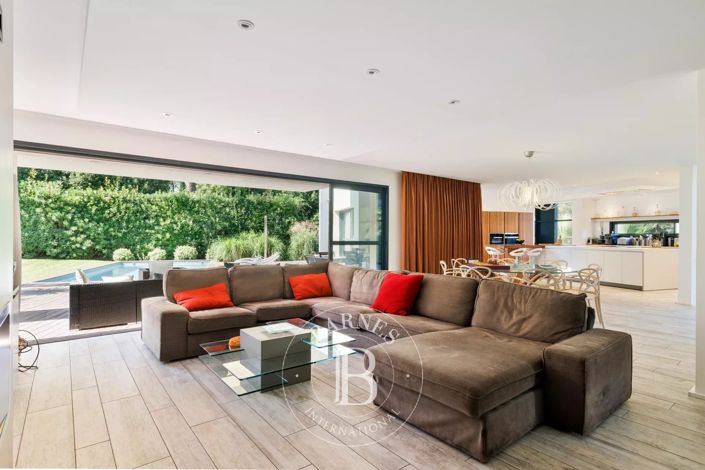 Image No.2-4 Bed House for sale