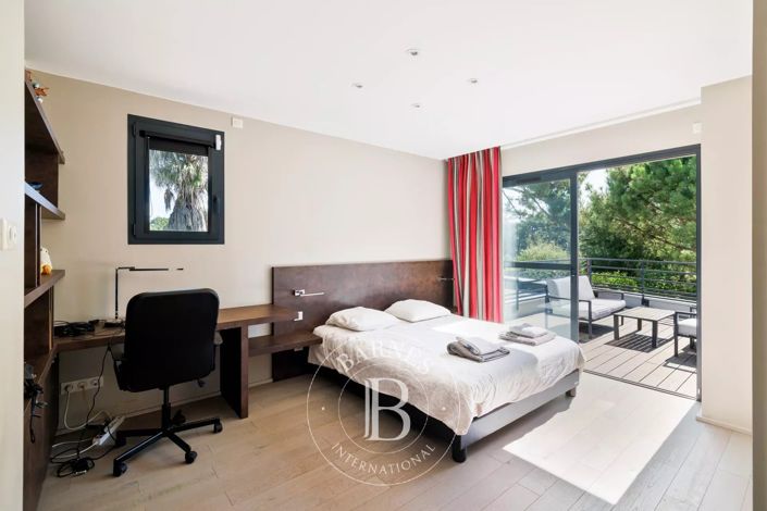 Image No.20-4 Bed House for sale