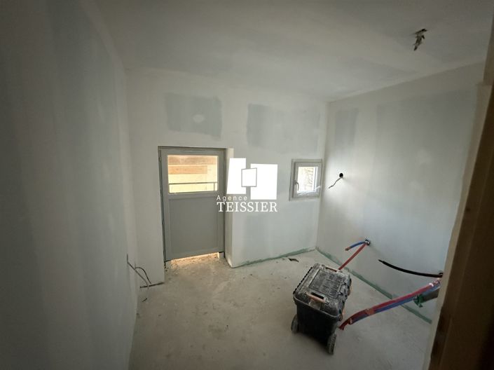 Image No.11-3 Bed House for sale