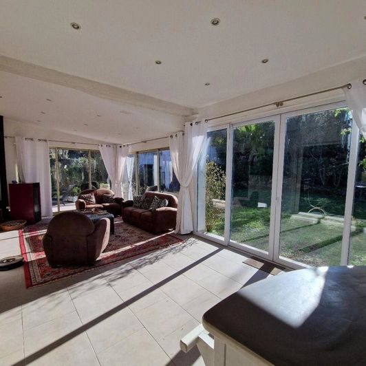 Image No.3-5 Bed House for sale