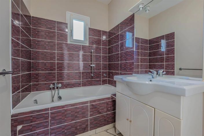 Image No.7-5 Bed House for sale