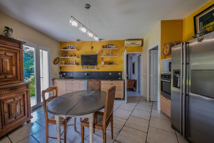 Image No.8-5 Bed House for sale