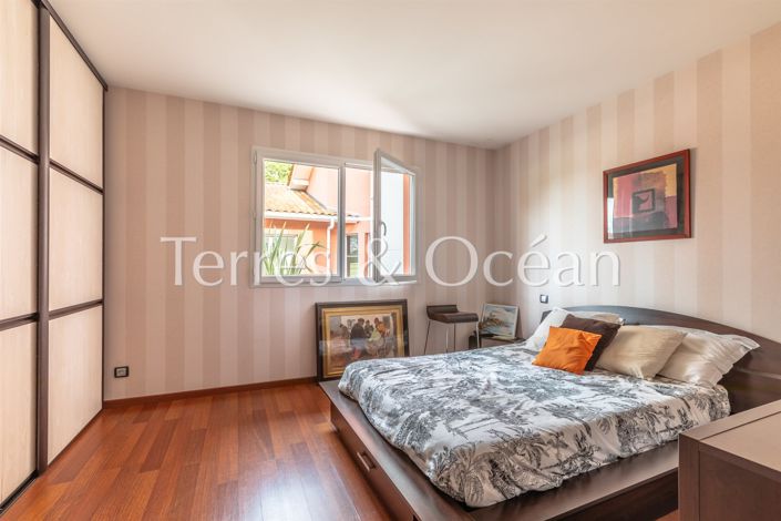 Image No.20-5 Bed House for sale