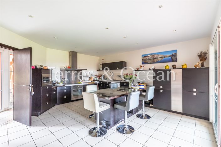 Image No.6-5 Bed House for sale