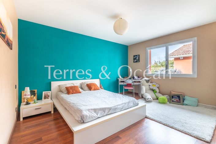 Image No.8-5 Bed House for sale