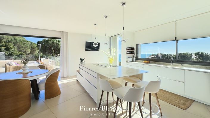 Image No.10-3 Bed House for sale