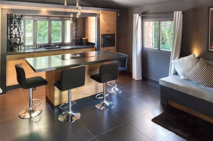 Image No.8-5 Bed House for sale