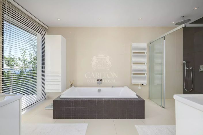 Image No.20-6 Bed House for sale