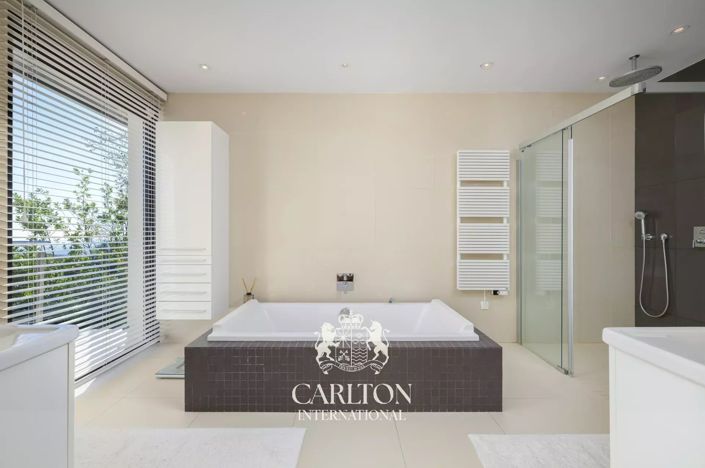 Image No.20-6 Bed House for sale