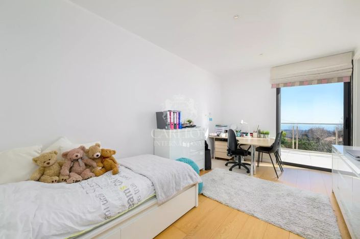 Image No.26-6 Bed House for sale