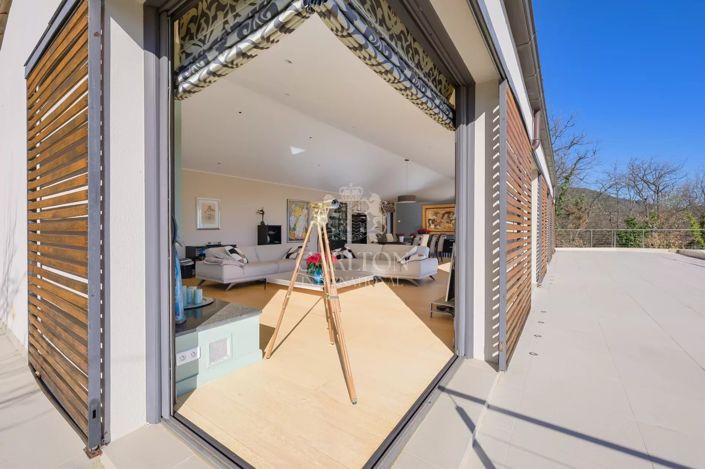 Image No.9-6 Bed House for sale