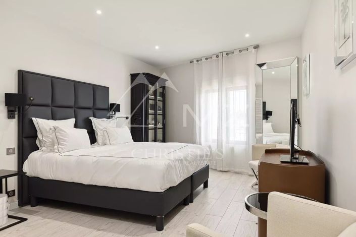 Image No.8-5 Bed House for sale