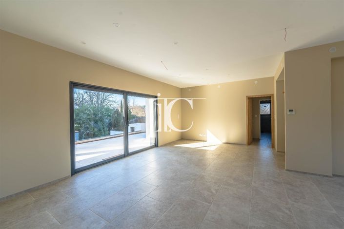 Image No.12-5 Bed House for sale