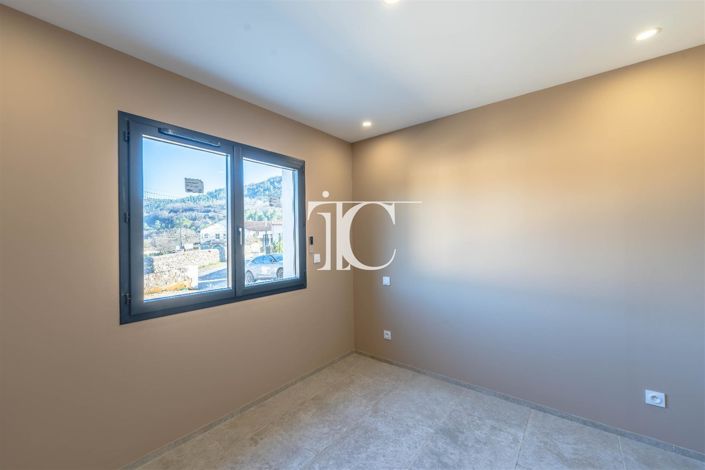 Image No.17-5 Bed House for sale