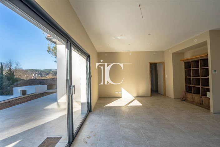 Image No.18-5 Bed House for sale