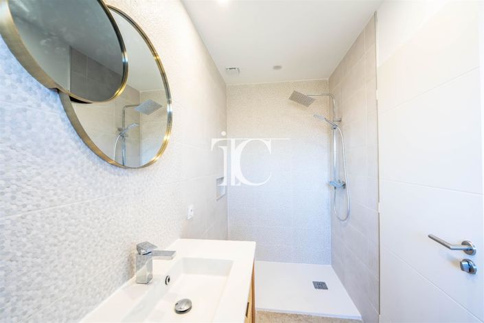 Image No.20-5 Bed House for sale