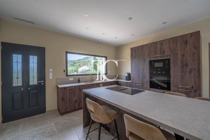 Image No.5-5 Bed House for sale