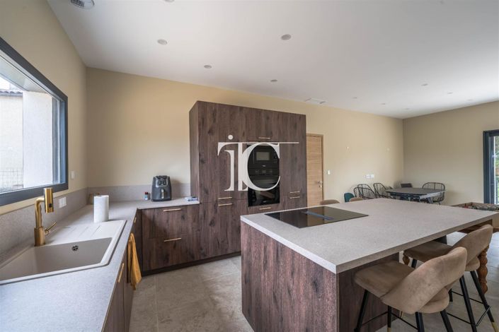 Image No.6-5 Bed House for sale