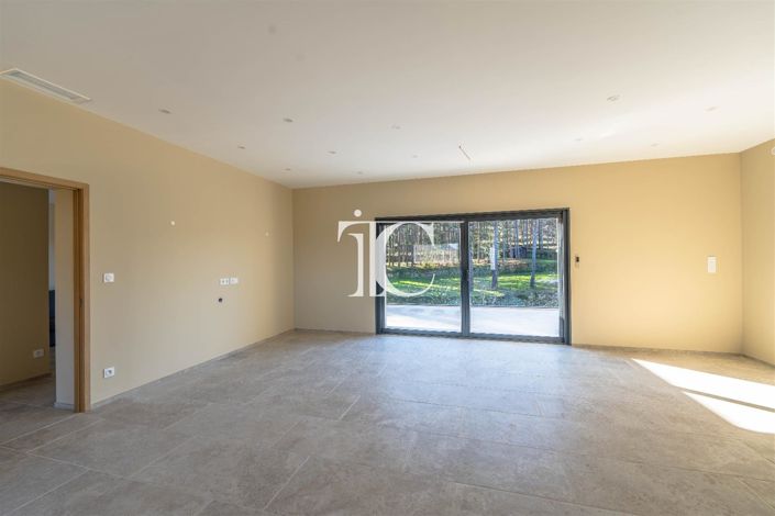 Image No.7-5 Bed House for sale