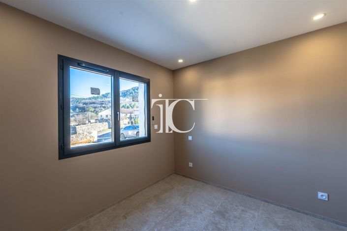 Image No.9-5 Bed House for sale