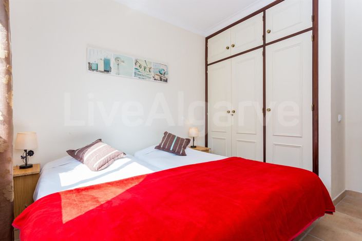 Image No.17-4 Bed House for sale