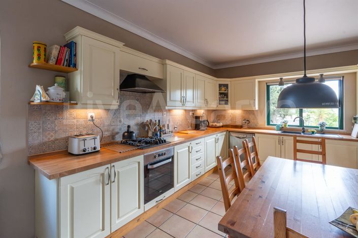 Image No.8-4 Bed House for sale