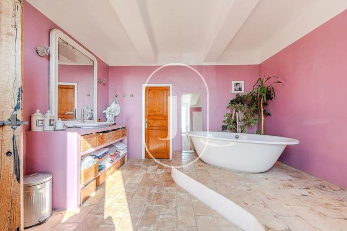 Image No.8-5 Bed House for sale