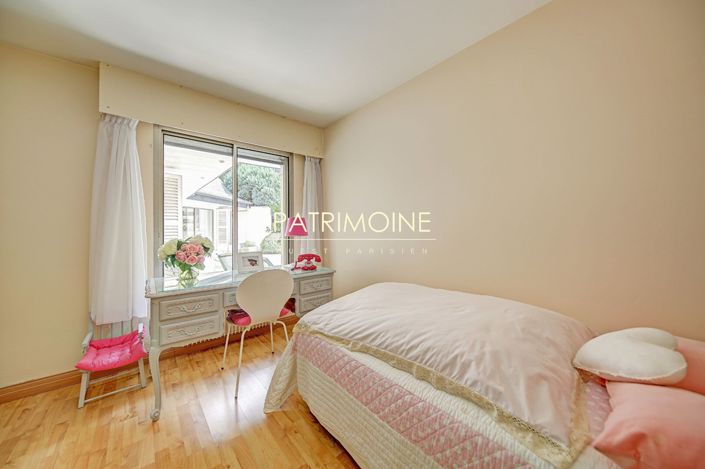 Image No.12-7 Bed Property for sale