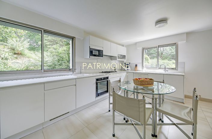 Image No.8-7 Bed Property for sale