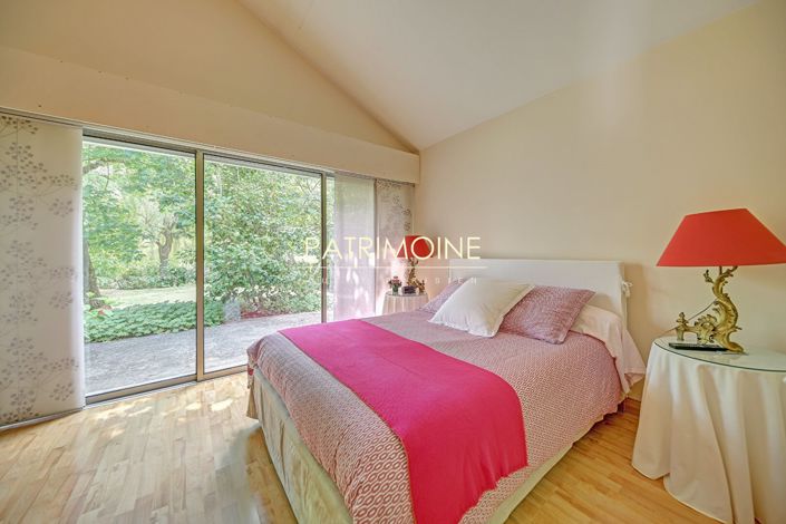 Image No.9-7 Bed Property for sale