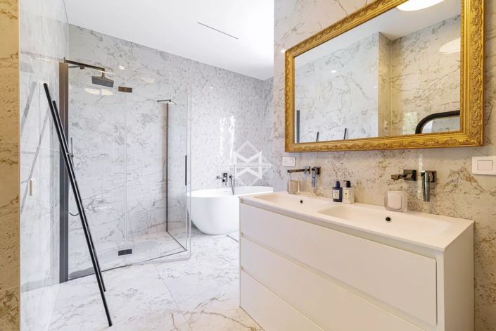 Image No.8-5 Bed House for sale