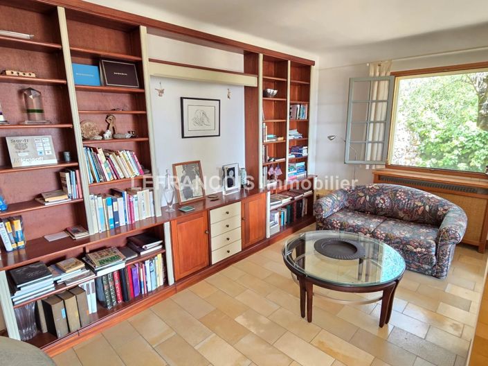 Image No.11-3 Bed House for sale