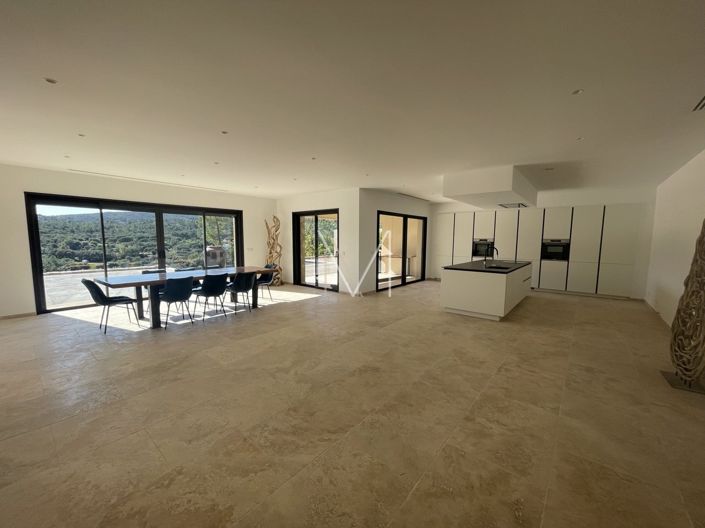 Image No.8-4 Bed House for sale