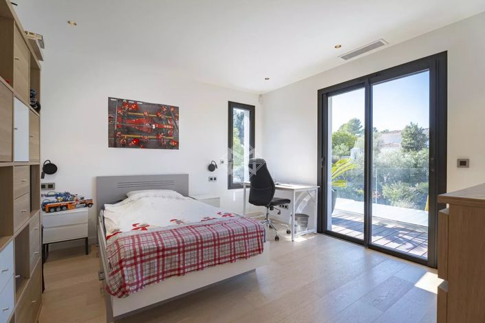 Image No.10-4 Bed House for sale