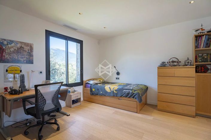 Image No.14-4 Bed House for sale