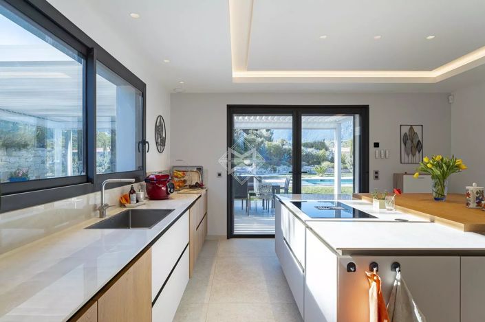 Image No.26-4 Bed House for sale