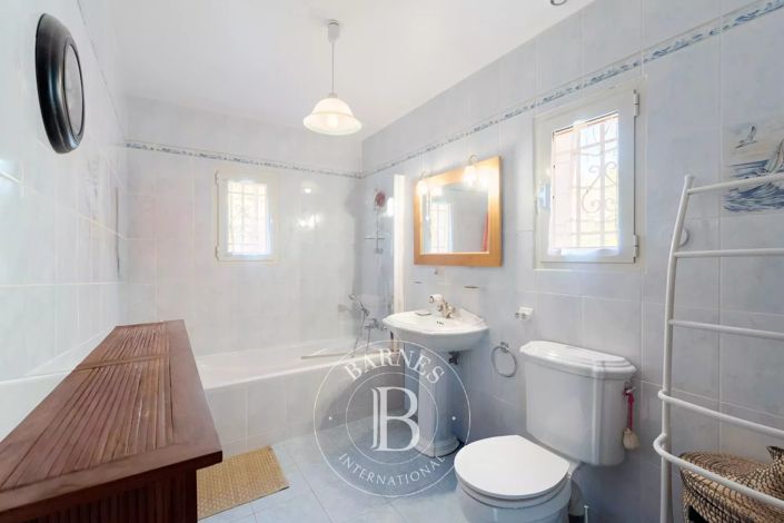 Image No.16-7 Bed House for sale