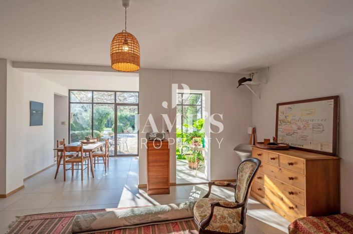 Image No.8-5 Bed House for sale