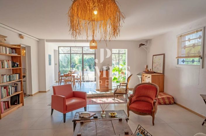 Image No.9-5 Bed House for sale