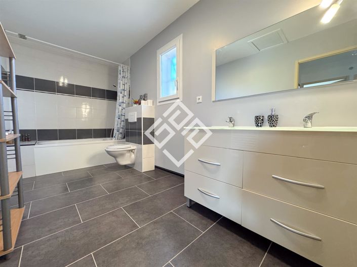 Image No.19-4 Bed House for sale